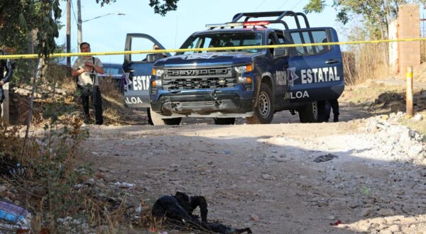 GRAPHIC CONTENT **IMAGE DEPICTS DEATH***January 15, 2025, Culiacan, Sinaloa, Mexico -  In the early afternoon of January 15th 2025, a charred body of a person was found on a dirt road in a neighborhood not far from the center. The person was burnt beyond recognition. Police and army secure the site, while forensic investigators search the crime site for clues. Since September 2024, Infighting has broken out in the once unified Sinaloacartel between factions loyal to El Chapo and El Mayo. More than 800 people have been killed at a rate of sometimes 4, 5 people a day, nearly 1000 people have disappeared  (Photo by Teun Voeten/Sipa USA) Photo: Teun Voeten/SIPA USA