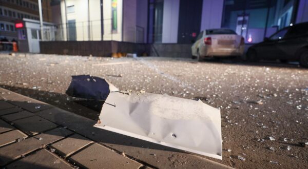 RUSSIA, ROSTOV-ON-DON - MARCH 22, 2025: WIndow debris is seen outside a damaged residential building in Gorsovetskaya Street after a drone attack. Erik Romanenko/TASS/Sipa USA Photo: Tass/SIPA USA