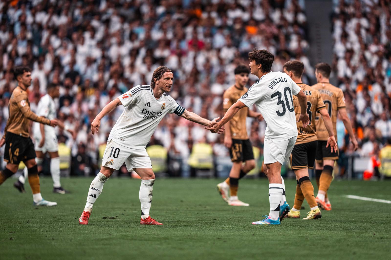 Luka Modric of Real Madrid and Gonzalo Garcia of Real Madrid during the Spanish championship La Liga football match between Real Madrid and Real Sociedad on 24 May 2025 at Santiago Bernabeu stadium in Madrid, Spain (Photo by /Sipa USA) Photo: IPA/SIPA USA