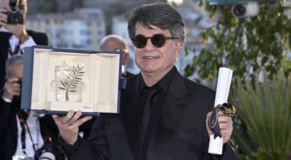 Jafar Panahi mit der Goldenen Palme für den besten Fim It Was Just an Accident beim Photocall mit den Preisträgern auf dem Festival de Cannes 2025 / 78. Internationale Filmfestspiele von Cannes am Palais des Festivals. Cannes, 24.05.2025 *** Jafar Panahi with the Palme dOr for Best Film It Was Just an Accident at the Photocall with the award winners at the Festival de Cannes 2025 78 Cannes International Film Festival at the Palais des Festivals Cannes, 24 05 2025 Foto:xD.xBedrosianx/xFuturexImagex preistraeger_cannes_5569 Photo: IMAGO/Dave Bedrosian/IMAGOSTOCK&PEOPLE