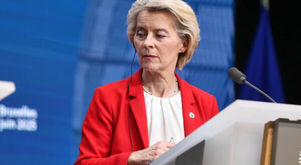 Brüssel, Belgien, 27.06.2025: Europa-Gebäude: Europäischer Rat: EU-Kommissionspräsidentin Ursula von der Leyen auf einer Pressekonferenz zum Abschluss *** Brussels, Belgium, 27 06 2025 Europe Building European Council EU Commission President Ursula von der Leyen at a closing press conference Copyright: xdtsxNachrichtenagenturx dts_72414 Photo: IMAGO/dts Nachrichtenagentur/IMAGOSTOCK&PEOPLE