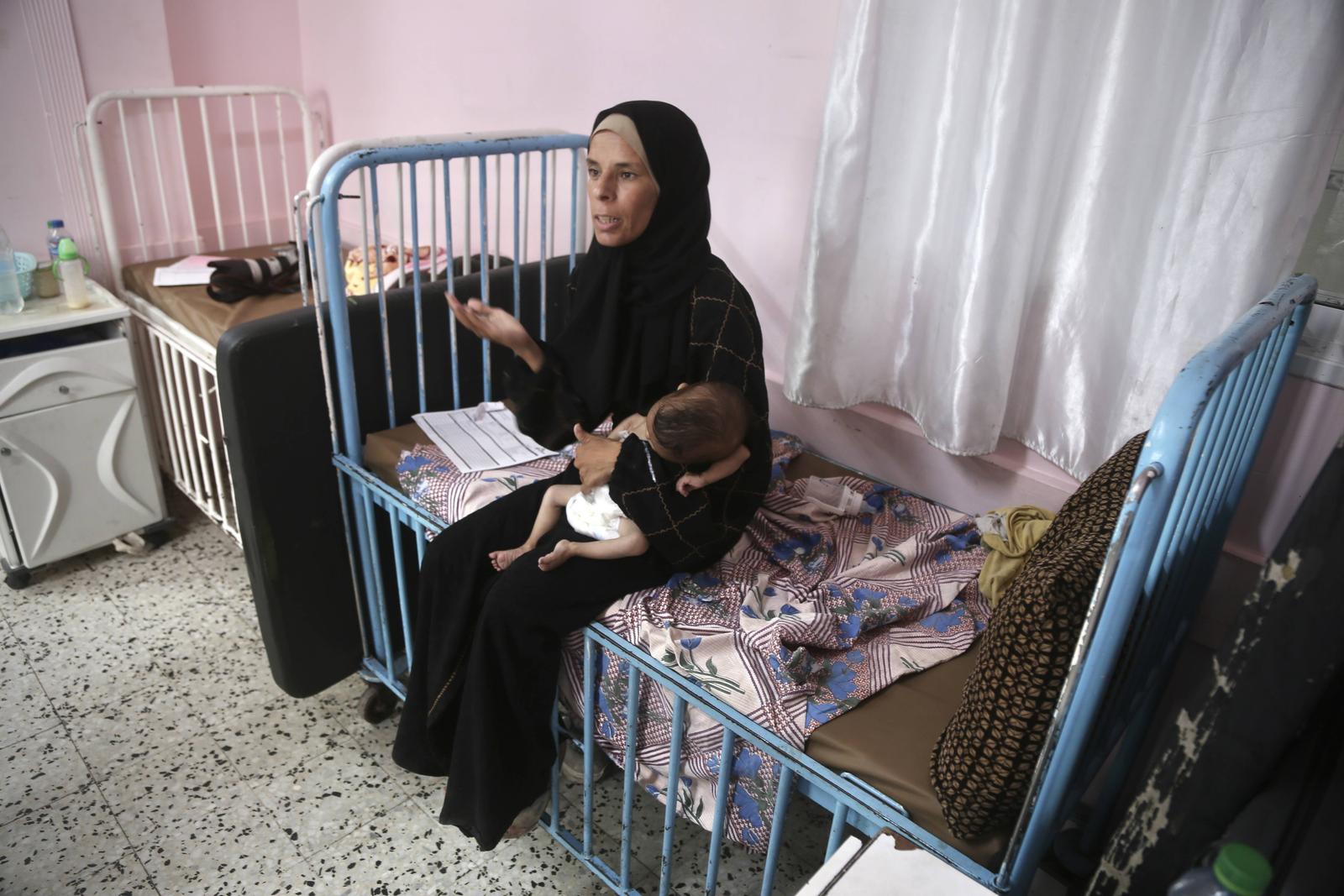 Sila, an 11-month-old Palestinian girl, receives medical care at Nasser Hospital in Khan Younis. She suffers from severe malnutrition and awaits treatment amid the worsening humanitarian situation i Sila, an 11-month-old Palestinian girl, receives medical care at Nasser Hospital in Khan Younis. She suffers from severe malnutrition and awaits treatment amid the worsening humanitarian situation in the Gaza Strip, caused by ongoing Israeli attacks and a prolonged blockade. Her condition continues to deteriorate as the closure of crossings by the Israeli occupation since last March has prevented the entry of food aid. Doctors warn that her life is at risk if she does not receive urgent medical attention, on July 27, 2025. Photo by Abdallah Ala Copyright: xapaimagesxAbdallahxAlattarxapaimagesx Photo: IMAGO/Abdallah Alattar apaimages/IMAGOSTOCK&PEOPLE