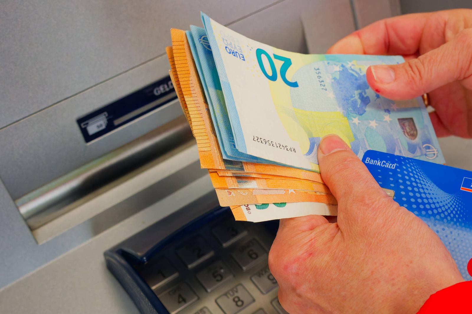 Cash. Am Geldautomaten wird Bargeld ausgehoben. Bad Reichenhall Bayern Deutschland *** Cash Cash is withdrawn from the ATM Bad Reichenhall Bavaria Germany Copyright: xRolfxPossx Photo: IMAGO/Rolf Poss/IMAGOSTOCK&PEOPLE