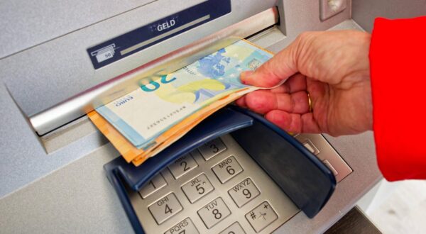 Cash. Am Geldautomaten wird Bargeld ausgehoben. Bad Reichenhall Bayern Deutschland *** Cash Cash is withdrawn from the ATM Bad Reichenhall Bavaria Germany Copyright: xRolfxPossx Photo: IMAGO/Rolf Poss/IMAGOSTOCK&PEOPLE