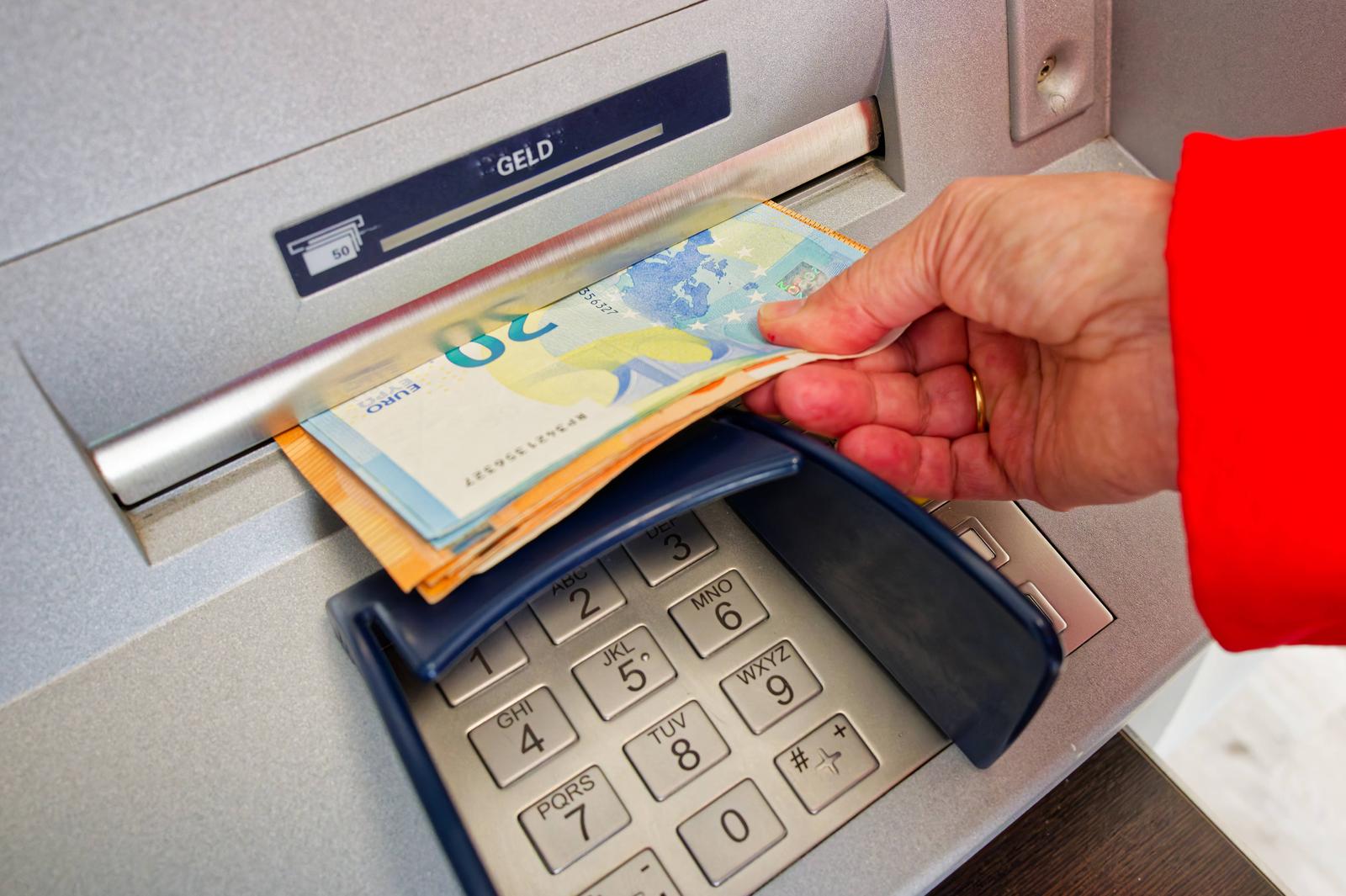 Cash. Am Geldautomaten wird Bargeld ausgehoben. Bad Reichenhall Bayern Deutschland *** Cash Cash is withdrawn from the ATM Bad Reichenhall Bavaria Germany Copyright: xRolfxPossx Photo: IMAGO/Rolf Poss/IMAGOSTOCK&PEOPLE