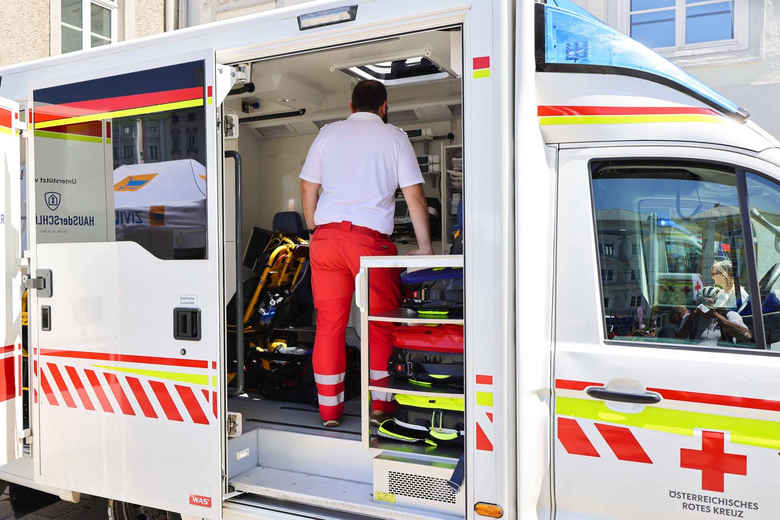 29.06.2025, Linz, AUT, Unterwegs in Oberösterreich, Themenbild, Symbolbild, Verschiedene Themenbilder, Bild Rettung, Rotes Kreuz, Erste Hilfe, Einrichtung im Rettungswagen, Rettungshelfer im Rettungswagen, Einsatzfahrzeug, Rettungsorganisation, Patiententransport, Hilfsdienst, *** 29 06 2025, Linz, AUT, On the road in Upper Austria, Theme picture, Symbolic picture, Various theme pictures, Picture rescue, Red Cross, First aid, Equipment in ambulance, Rescue worker in ambulance, Emergency vehicle, Rescue organization, Patient transport, Emergency service, Photo: IMAGO/Daniel Scharinger/IMAGOSTOCK&PEOPLE