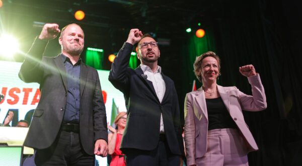 01.06.2025., Zagreb - Docek izbornih rezultata drugom krugu lokalnih izbora u stozeru stranke Mozemo! i SDP-a u Tvornici kulture. zamjenik gradonacelnika Zagreba Luka Korlaet, gradonacelnik Zagreba Tomislav Tomasevic i zamjenica gradonacelnika Zagreba Danijela Dolenec Photo: Luka Stanzl/PIXSELL