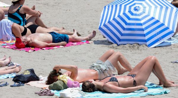 01.07.2025., Split - Unatoc visokim temperaturama i crvenom meteoalarmu na plazi Bacvice vlada uobicajna guzva. Photo: Ivana Ivanovic/PIXSELL