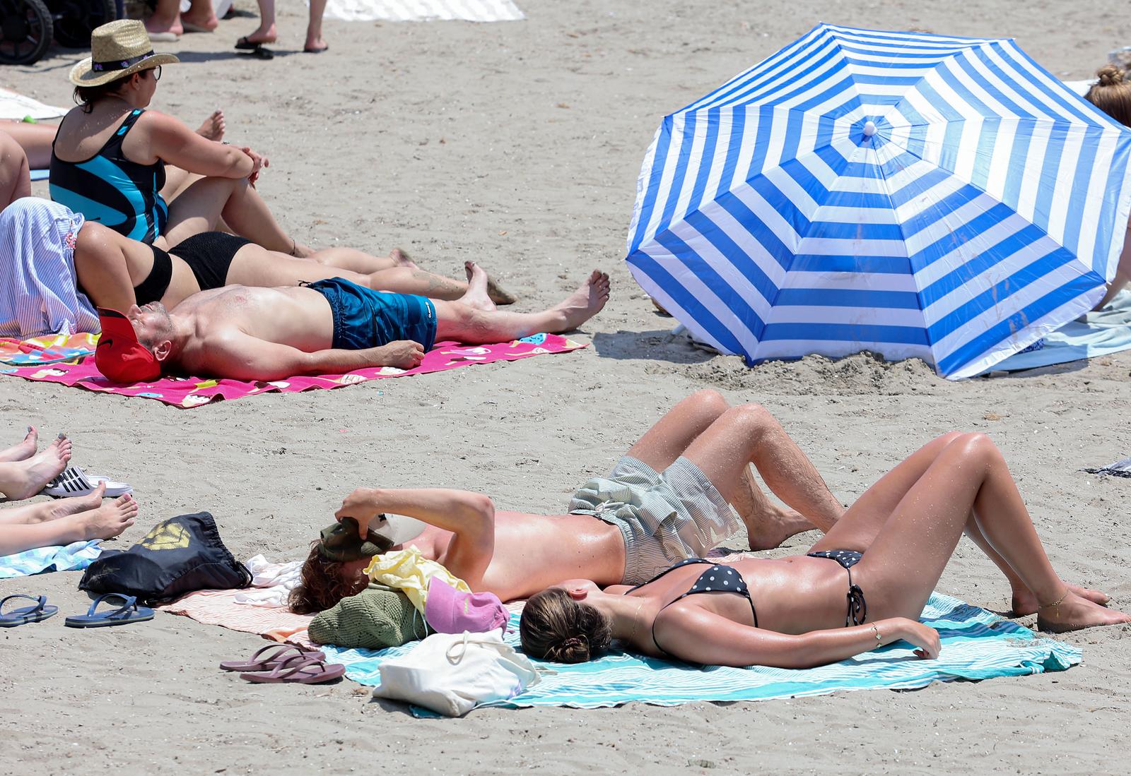 01.07.2025., Split - Unatoc visokim temperaturama i crvenom meteoalarmu na plazi Bacvice vlada uobicajna guzva. Photo: Ivana Ivanovic/PIXSELL