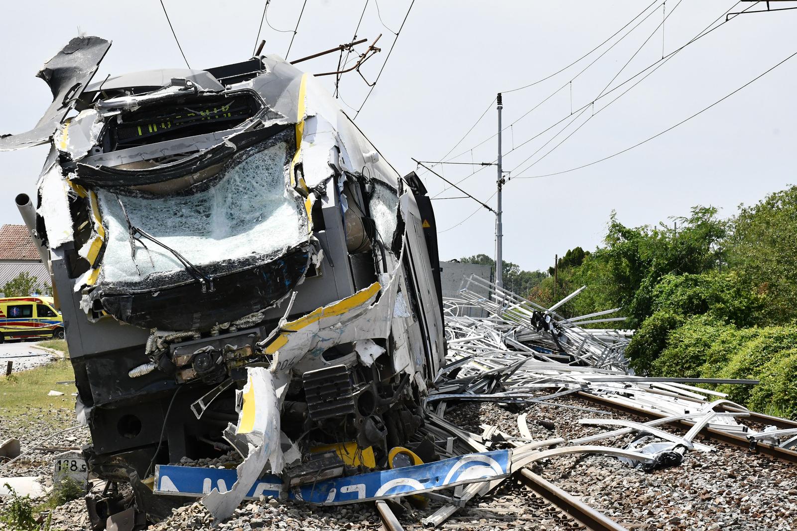 01.07.2025., Donji Andrijevci - Sudar vlaka i teretnog vozila na pruznom prijelazu bez rampe Trnavackoj ulici u Donjim Andrijevcima. Ima tesko ozlijedjenih. Photo: Ivica Galovic/PIXSELL