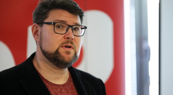 04.04.2025., Pula: Kandidat SDP-a za pulskog gradonacelnika, Pedja Grbin, govorio je o problemima predskolskog i osnovnoskolskog odgoja u Puli. Photo: Sasa Miljevic / PIXSELL/PIXSELL