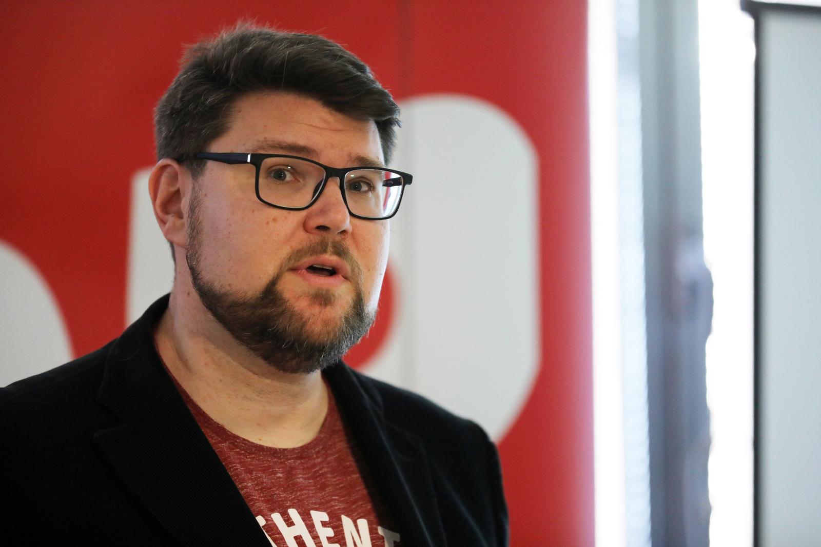 04.04.2025., Pula: Kandidat SDP-a za pulskog gradonacelnika, Pedja Grbin, govorio je o problemima predskolskog i osnovnoskolskog odgoja u Puli. Photo: Sasa Miljevic / PIXSELL/PIXSELL