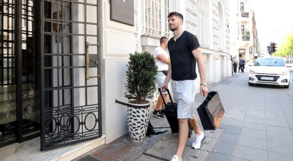 4.6.2021., Zagreb - Okupljanje hrvatske nogometne reprezentacije u Hotelu Capital uoci pripremne utakmice protiv Belgije u Bruxellesu u sklopu priprema za EURO 2020. Bruno Petkovic. rPhoto: Goran Stanzl/PIXSELL