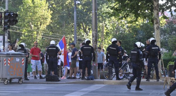 04, July, 2025, Belgrade - The police broke up the blockade at the Faculty of Law a few minutes after 7 am. Photo: M.M./ATAImages

04, jul, 2025, Beograd - Policija je nekoliko minuta posle 7 ujutro razbila blokadu kod Pravnog fakulteta. Photo: M.M./ATAImages Photo: M.M./ATAImages/PIXSELL