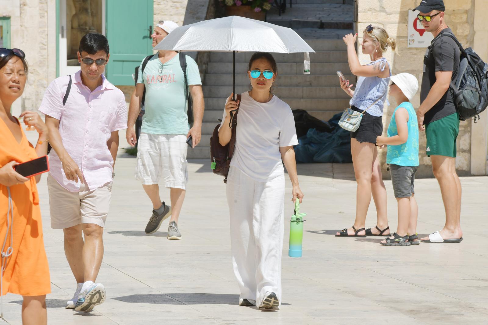 04.07.2025., Sibenik - Vruc ljetni dan na sibenskim gradskim ulicama. Photo: Hrvoje Jelavic/PIXSELL