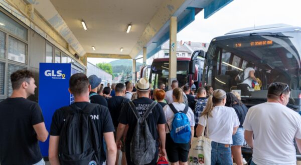 05.07.2025., Otocac - Danas u 7 sati iz Otocca prema Zagrebu krenula su dva od ukupno sest autobusa s putnicima koji putuju na koncert Marka Perkovica Thompsona. Photo: Hrvoje Kostelac/PIXSELL