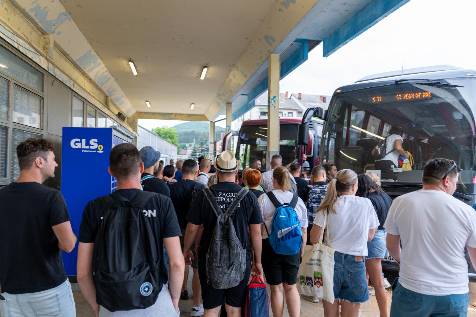 05.07.2025., Otocac - Danas u 7 sati iz Otocca prema Zagrebu krenula su dva od ukupno sest autobusa s putnicima koji putuju na koncert Marka Perkovica Thompsona. Photo: Hrvoje Kostelac/PIXSELL