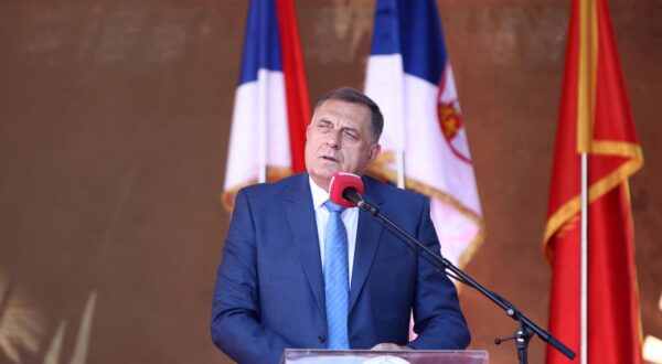 06.07.2025. Nevesinje, Bosna i Hercegovina, . Svecana akademija povodom obiljezavanja 150 godina od Nevesinjske puske odrzana je na Trgu slobode u Nevesinju u prisustvu najvisuv duznosnika Republike Srpske i Srbije.
Akademija je pocela intoniranjem himni Republike Srpske “Moja Republika” i Srbije “Boze pravde”.
Obiljezavanju ovog znacajnog dogadjaja nazoce predsjednik Srpske Milorad Dodik, Njegova svetost patrijarh srpski Porfirije, predsjednici narodnih skupstina Republike Srpske Nenad Stevandić i Crne Gore Andrija Mandic, te predsjednici vlada Srpske Radovan Višković i Srbije Đuro Macut i izaslanik predsjednika Srbije Aleksandra Vucica, Milos Vucevic zajedno sa ministrima, nacelnici istocnohercegovackih opcina, kao i brojne zvanice i gosti iz regiona.
 Photo: Denis Kapetanović/PIXSELL