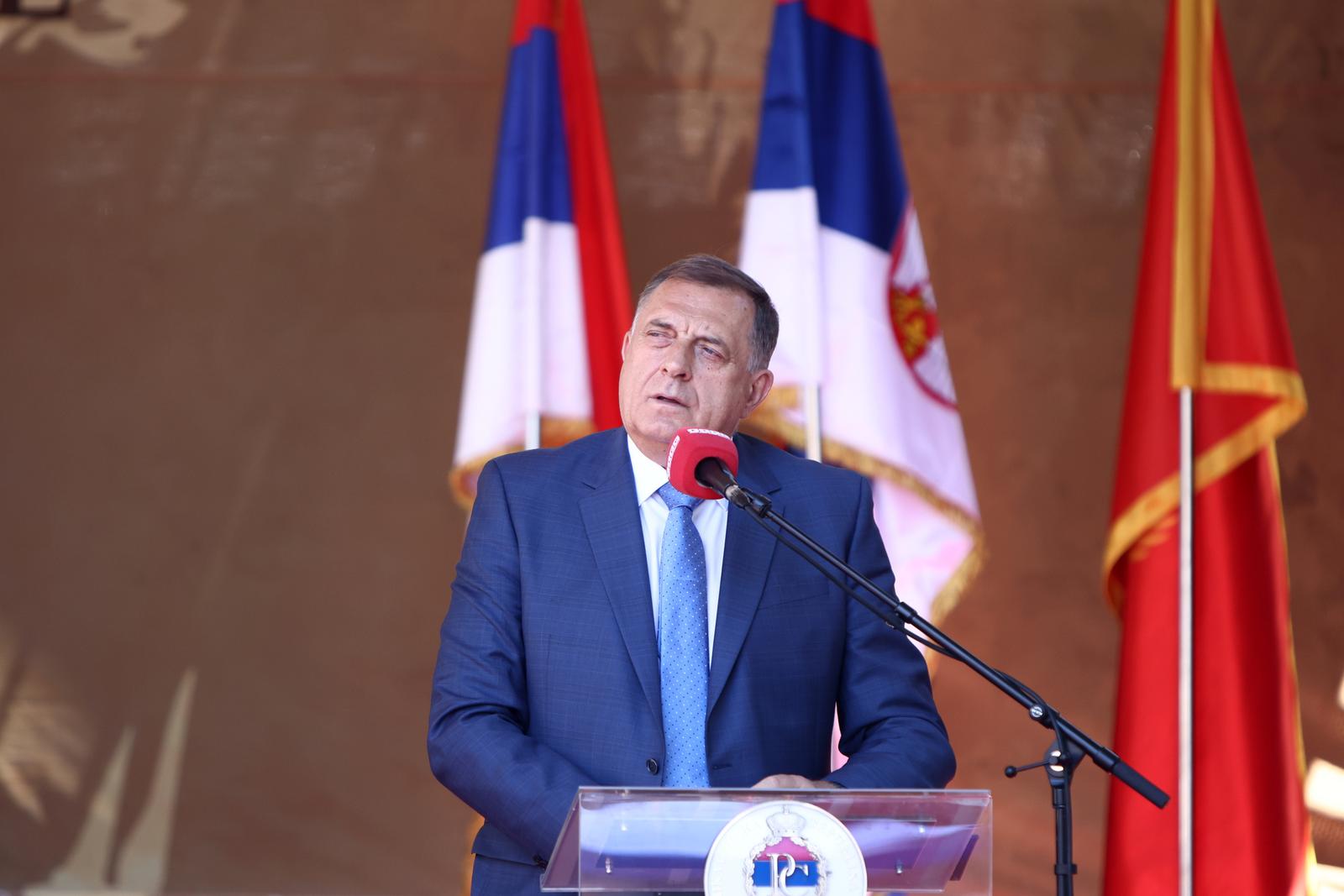06.07.2025. Nevesinje, Bosna i Hercegovina, . Svecana akademija povodom obiljezavanja 150 godina od Nevesinjske puske odrzana je na Trgu slobode u Nevesinju u prisustvu najvisuv duznosnika Republike Srpske i Srbije.
Akademija je pocela intoniranjem himni Republike Srpske “Moja Republika” i Srbije “Boze pravde”.
Obiljezavanju ovog znacajnog dogadjaja nazoce predsjednik Srpske Milorad Dodik, Njegova svetost patrijarh srpski Porfirije, predsjednici narodnih skupstina Republike Srpske Nenad Stevandić i Crne Gore Andrija Mandic, te predsjednici vlada Srpske Radovan Višković i Srbije Đuro Macut i izaslanik predsjednika Srbije Aleksandra Vucica, Milos Vucevic zajedno sa ministrima, nacelnici istocnohercegovackih opcina, kao i brojne zvanice i gosti iz regiona.
 Photo: Denis Kapetanović/PIXSELL