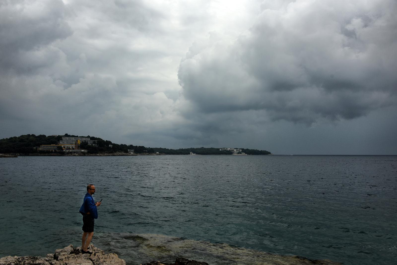 06.07.2025., Pula - Nevrijeme, koje je po najavama trebalo poharati istarski polutok, ipak se pomice juznije. Osim nesto vjetra i kratkotrajne kise, nije bilo vecih problema.
 Photo: Sasa Miljevic/PIXSELL