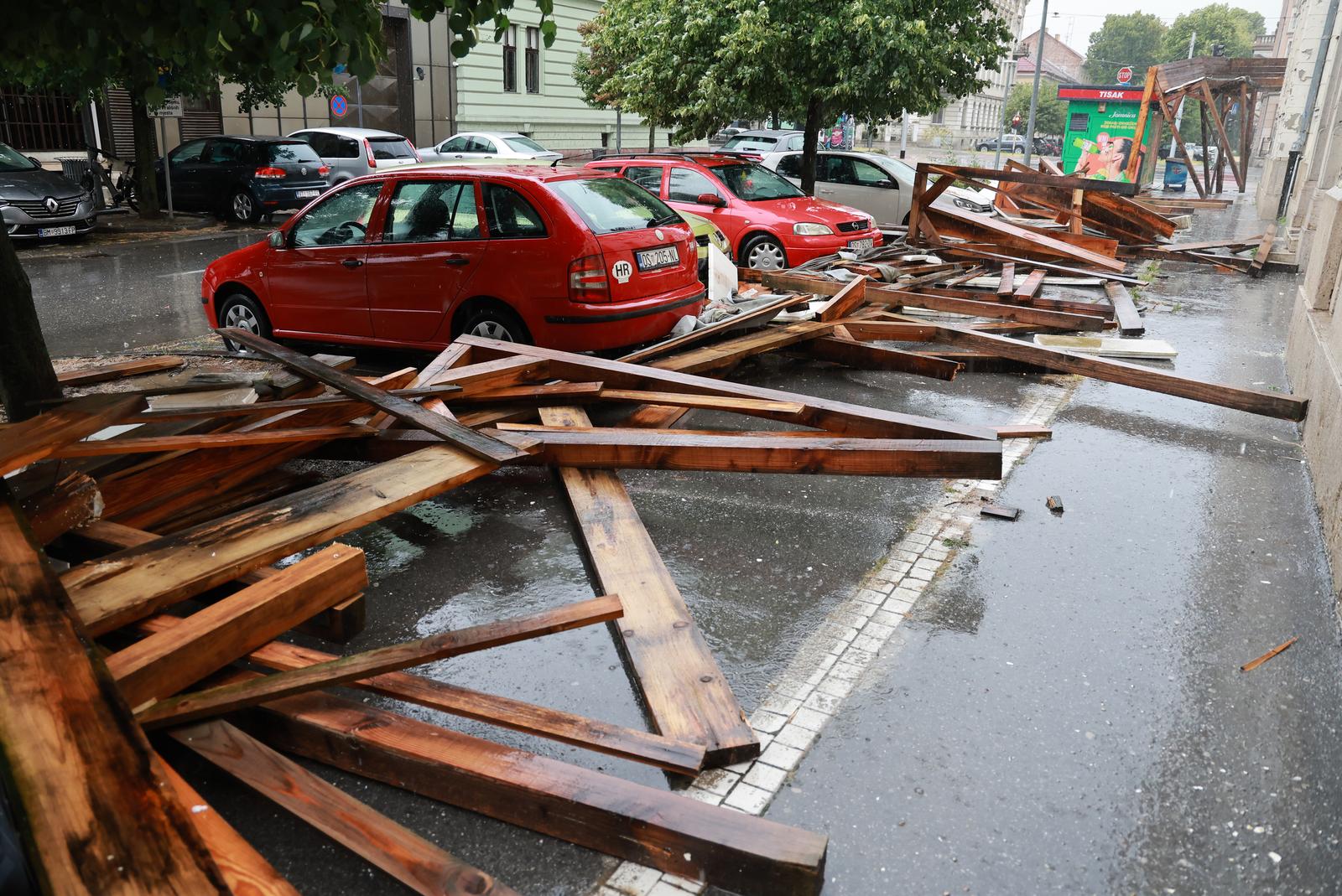 07.07.2025., Osijek - Jak vjetar srusio je drvenu skelu sa glavne poste. Photo: Davor Javorovic/PIXSELL