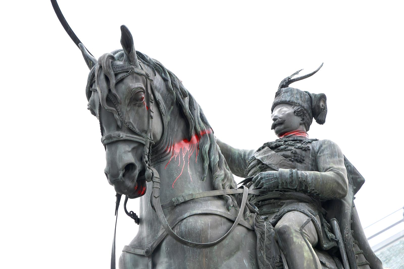 08.07.2025., Zagreb - Spomenik banu Jelacicu na glavnom zagrebackom trgu vandaliziran je i na njemu je ispisan grafit Srbi se bore, a mi?. Photo: Patrik Macek/PIXSELL