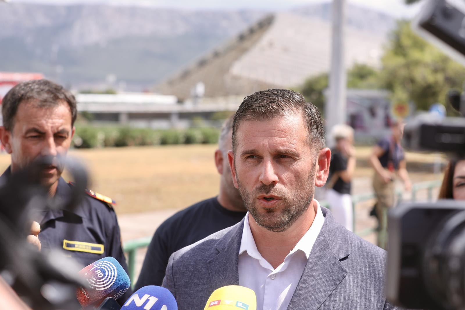 08.07.2025. Split - Snazno nevrijeme praceno obilnom kisom, jakim vjetrom i tucom jutros je zahvatilo dijelove grada. Na stadionu Poljud ostecen je dio krovne konstrukcije. Gradonacelnik Splita Tomislav Suta daje izjavu medijima. Photo: Ivo Cagalj/PIXSELL