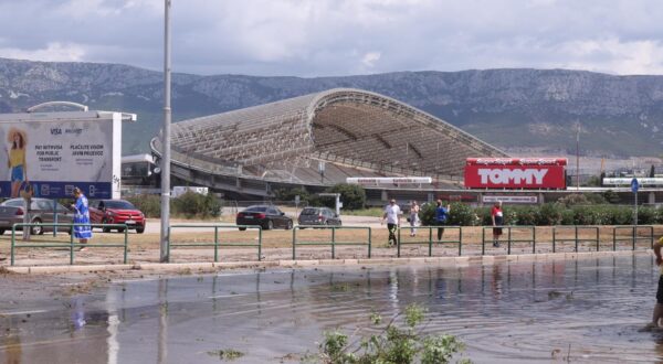 08.07.2025. Split - Snazno nevrijeme praceno obilnom kisom, jakim vjetrom i tucom jutros je zahvatilo dijelove grada. Na stadionu Poljud ostecen je dio krovne konstrukcije. Photo: Ivo Cagalj/PIXSELL