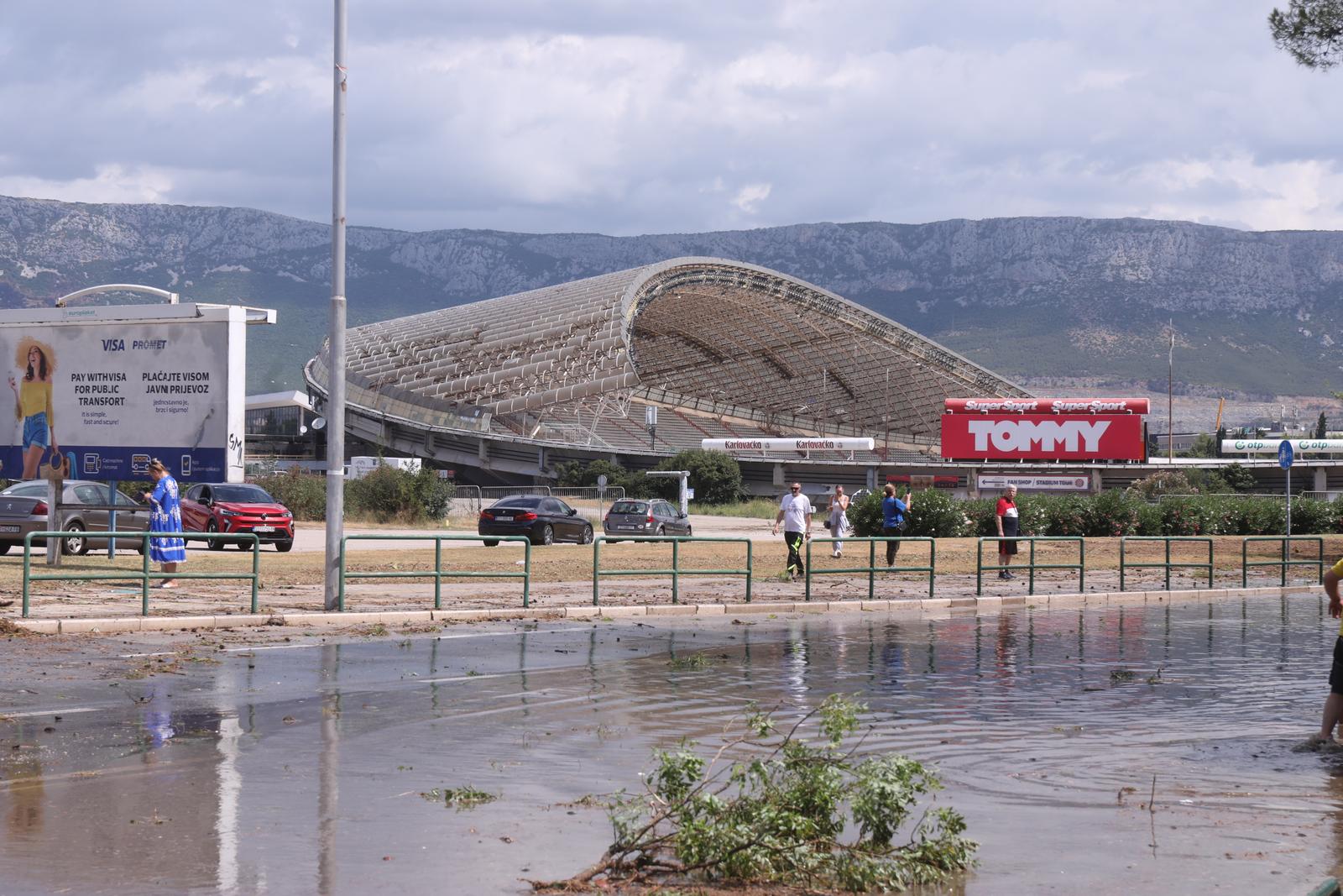 08.07.2025. Split - Snazno nevrijeme praceno obilnom kisom, jakim vjetrom i tucom jutros je zahvatilo dijelove grada. Na stadionu Poljud ostecen je dio krovne konstrukcije. Photo: Ivo Cagalj/PIXSELL