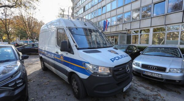 08.11.2023., Zagreb - Policija dovodi na saslusanje osumnjicene osobe za koje se sumnja da su sudjelovale u zlouporabama na Geodetskom fakultetu u zgradu Ureda europskog javnog tuzitelja (EPPO) u Savskoj ulici. Photo: Robert Anic/PIXSELL