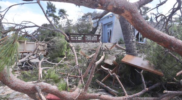 09.07.2025., Split - Najopasnije radno mjesto trenutno u Splitu, a i daleko sire sigurno je Park suma Marjan gdje nad glavama djelatnika Park Sume, Hrvatskih suma, vatrogasaca, volontera vreba preko 1000 stabala koji predstavljau opasnost i u svakom trenutku mogu pasti po nekome. Stoga je i razumljiva zabrana kretanja gradjanima od kojih se poneki ipak prosvercaju ne sluteci na opasnost. Photo: Ivo Cagalj/PIXSELL