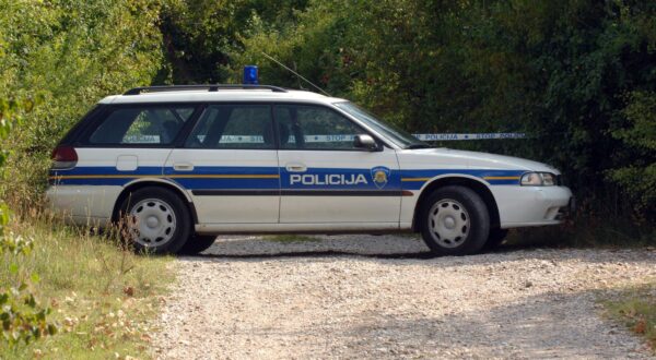 11.08.2009., Zagreb - U oruzanoj pljacki mjenjacnice u Zapresicu ranjen je 48-godisnji muskarac. Razbojnik je pobjegao s neutvrdenim iznosom novca, a ranjeni muskarac prevezen je u bolnicu Sv. Duh. Nedugo poslije pljacke na Savskoj opatovini u Preckom pronadeno je zapaljeno vozilo. Pretpostavlja se da je rijec o automobilu kojim su razbojnici pobjegli.rPhoto:Marko Prpic/Vecernji list