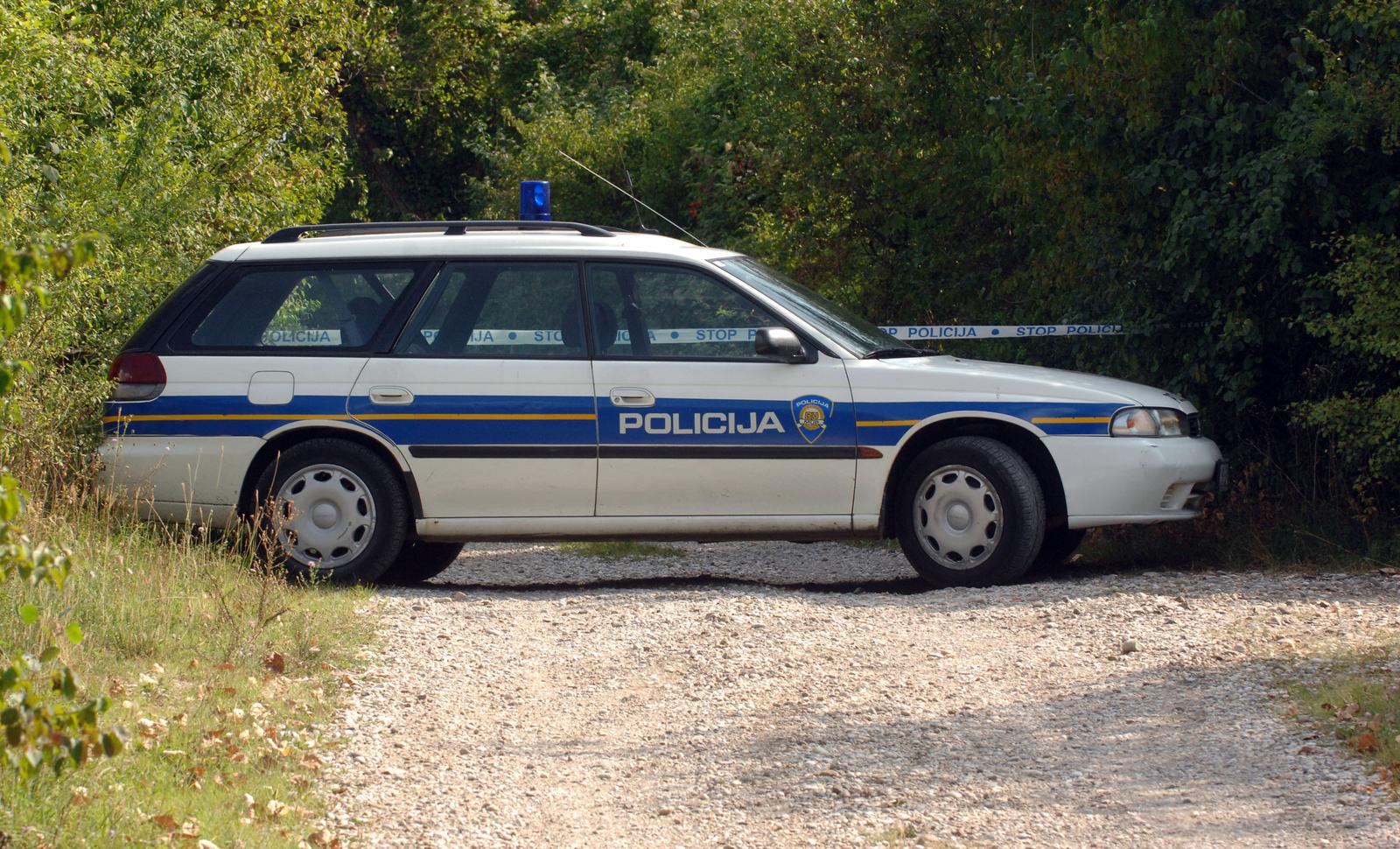 11.08.2009., Zagreb - U oruzanoj pljacki mjenjacnice u Zapresicu ranjen je 48-godisnji muskarac. Razbojnik je pobjegao s neutvrdenim iznosom novca, a ranjeni muskarac prevezen je u bolnicu Sv. Duh. Nedugo poslije pljacke na Savskoj opatovini u Preckom pronadeno je zapaljeno vozilo. Pretpostavlja se da je rijec o automobilu kojim su razbojnici pobjegli.rPhoto:Marko Prpic/Vecernji list