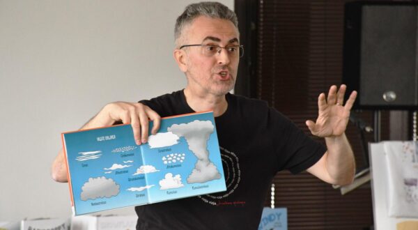 10.04.2025., Slavonski Brod: U sklopu manifestacije "U svijetu bajki Ivane Brlic Mazuranic" popularni meteorolog Zoran Vakula predstavio je tzv. vremenske price, slikovnice na temu meteorologije i klimatskih promjena namjenjene djeci. Photo: Ivica Galovic/PIXSELL