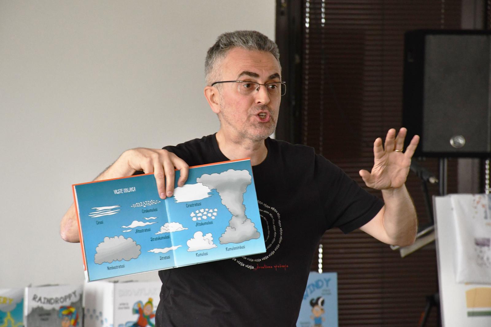 10.04.2025., Slavonski Brod: U sklopu manifestacije "U svijetu bajki Ivane Brlic Mazuranic" popularni meteorolog Zoran Vakula predstavio je tzv. vremenske price, slikovnice na temu meteorologije i klimatskih promjena namjenjene djeci. Photo: Ivica Galovic/PIXSELL