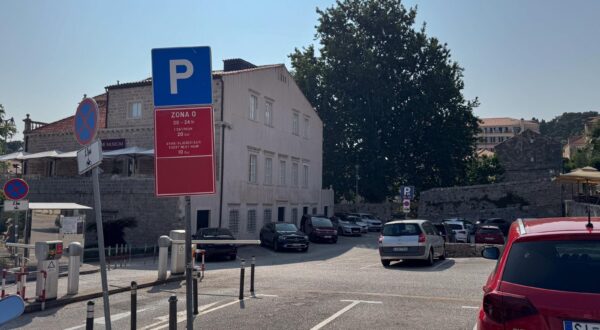 10.06.2025., Dubrovnik - Parking Pile i Parking Zicara imaju novu cijenu. Rezerviranjem mjesta na tim parkiralistima dobiva se prolaz kroz zonu posebnog prometnog rezima. Rezerviranje mjesta omoguceno je aplikacijom. Photo: Grgo Jelavic/PIXSELL