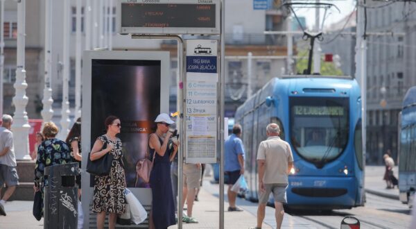 11.07.2024., Zagreb - Toplinski udar u Zagrebu. Odmor u sjeni tramvajskog semafora na Trgu bana Jelacica.  Photo: Tomislav Miletic/PIXSELL