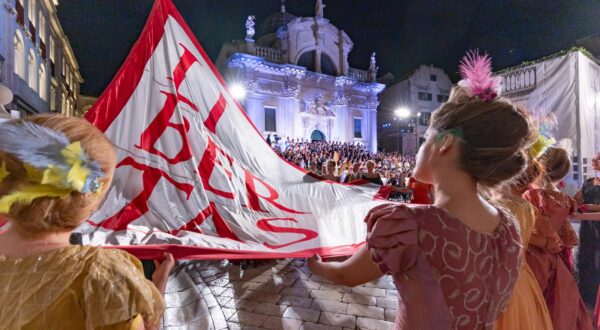 10.07.2025., Crkva svetog Vlaha, Dubrovnik - Podizanjem zastave Libertas uz stihove "Himne slobodi" ispred crkve sv. Vlaha otvorene su 76. Dubrovacke ljetne igre.
 Photo: Grgo Jelavic/PIXSELL