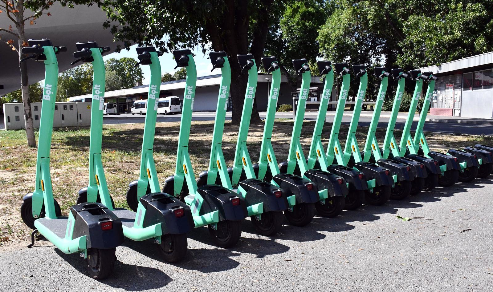 11.08.2022., Slavonski Brod - Nakon pocetka provedbe novog zakona, kojim je izmedju ostalog propisana i obveza nosenja kacige, drasticno je smanjena upotreba elektricnih romobila. Photo: Ivica Galovic/PIXSELL