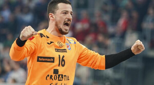 12 January 2024, Baden-Württemberg, Mannheim: Handball: European Championship, Spain - Croatia, preliminary round, Group B, match day 1, SAP Arena. Croatia's goalkeeper Filip Ivic celebrates. Photo: Uwe Anspach/dpa Rrights only for: Croatia, Bosnia, Serbia, Montenegro, Macedonia.  Photo: DPA/PIXSELL/PIXSELL