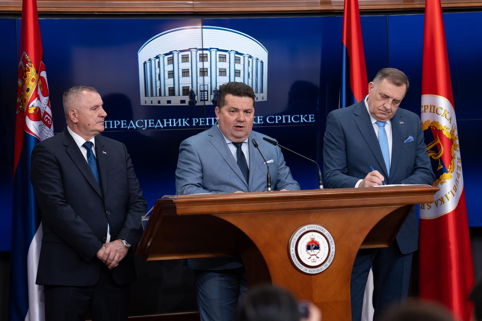 12.03.2025., Palata Republike, Banja Luka (BiH) - Konferencija za novinare predsjednika RS Milorada Dodika, predsjednika Narodne skupstine Srpske Nenada Stevandica i predsjednika Vlade Republike Srpske Radovana Viskovica povodom naloga za privodjenje politickog vrha Republike Srpske.
Photo: Dejan Rakita/Pixsell Photo: Dejan Rakita/PIXSELL