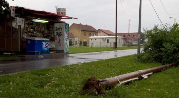 23.05.2012., Bjelovar - U blizini srednjoskolskog centra (4 srednje skole) u predvecernjim satima uslijed udara groma srusio se elektrovodni stup sto predstavlja opasnost za prolaznike. "nPhoto: Damir Spehar/PIXSELL