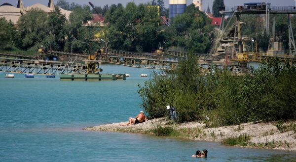 08.07.2012., Velika Gorica  - Unatoc zabrani kupanja na umjetnom  jezeru Novo Cice, mnogobrojni gradjani Zagreba i Velike Gorice tamo su potrazili osvjezenje. Photo: Grgur Zucko/PIXSELLr