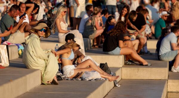 12.07.2025., Zadar - Turisti uzivaju u setnji gradom i razgledavanju znamenitosti Photo: Šime Zelić/PIXSELL