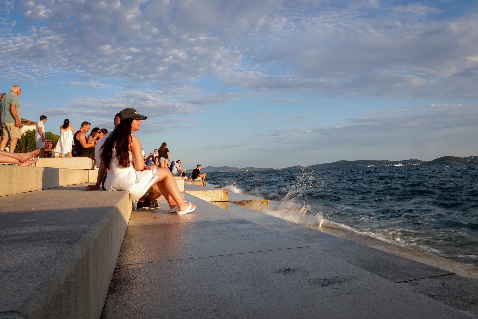 12.07.2025., Zadar - Turisti uzivaju u setnji gradom i razgledavanju znamenitosti Photo: Šime Zelić/PIXSELL