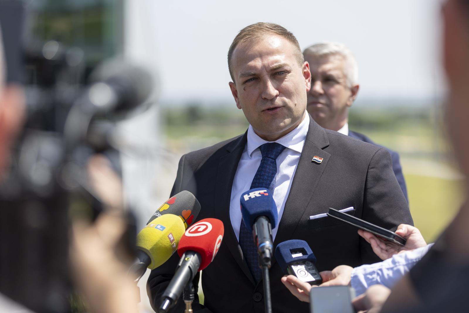 13.06.2025., Kamenac - Potpisan sporazum koji se odnosi na organizaciju 71. Svjetskog natjecanja u oranju, cime je formaliziran status Republike Hrvatske kao domacina natjecanja. Potpisivanje oznacava pocetak priprema za 71. Svjetsko natjecanje oraca, koje ce u rujnu 2026. godine u Hrvatskoj okupiti najbolje orace iz cijelog svijeta. potpredsjednik Vlade i ministar poljoprivrede, sumarstva i ribarstva David Vlajcic Photo: Davor Javorovic/PIXSELL