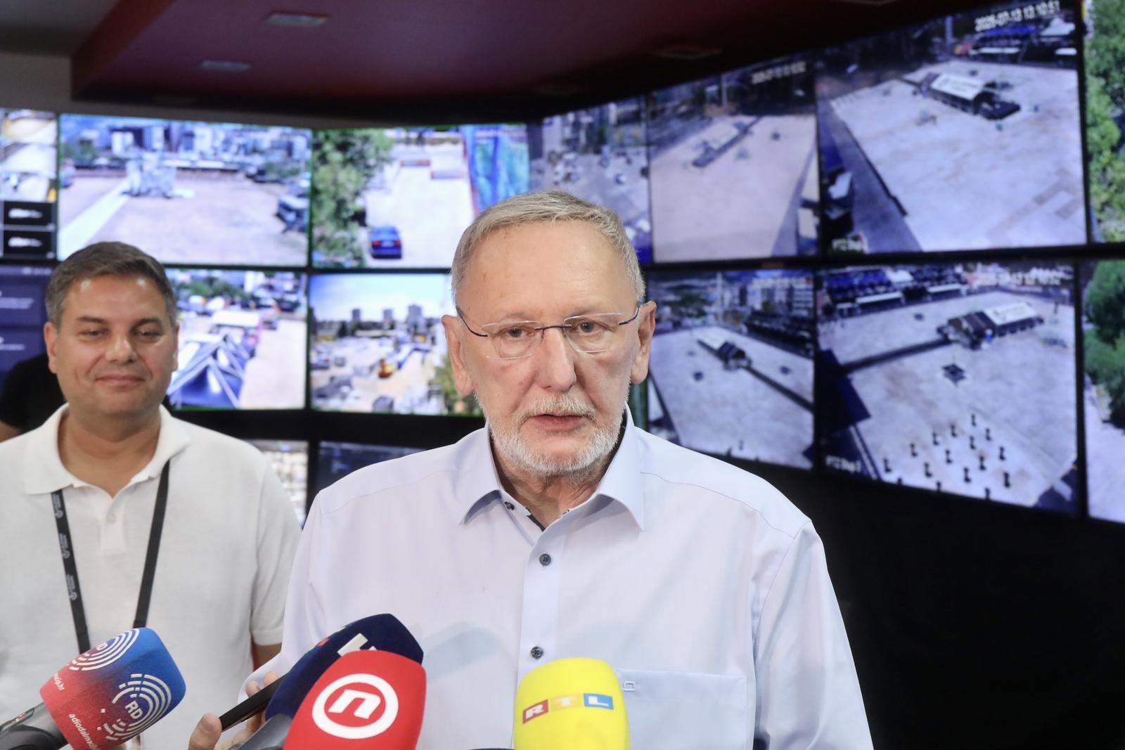 13.07.2025.,Split-Potpredsjednik Vlade RH i ministar unutarnjih poslova dr. sc. Davor Bozinovic zajedno s nacelnikom PU splitsko-dalmatinske Markom Srdarevicem i organizatorom Joeom basicemposjetio Park Mladeži gdje se odrzava  Ultra Europe 2025. Nokon odrzanog sastanka dali su izjave za medije u csntru za video nadzor. Photo: Ivo Cagalj/PIXSELL