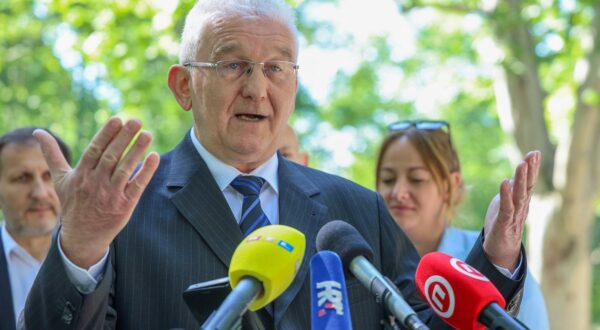 14.05.2025., Zagreb - Zrinjevac. Kandidat koalicije BUZ i Plavi grad za gradonacelnika Zagreba Ivica Lovric odrzao je konferenciju za medije na temu: Prljava kampanja. Photo: Sanjin Strukic/PIXSELL