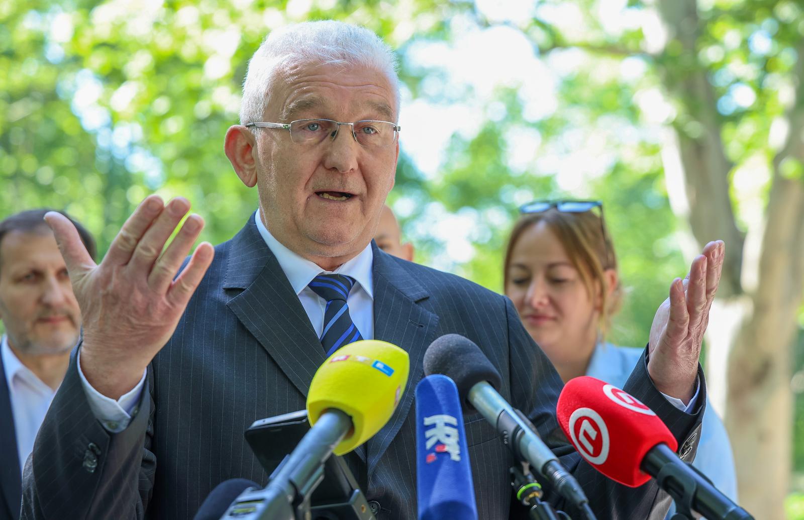 14.05.2025., Zagreb - Zrinjevac. Kandidat koalicije BUZ i Plavi grad za gradonacelnika Zagreba Ivica Lovric odrzao je konferenciju za medije na temu: Prljava kampanja. Photo: Sanjin Strukic/PIXSELL