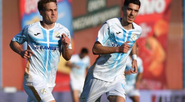 14.05.2025., Gradski stadion Ivan Kusek Apas, Koprivnica - SuperSport Hrvatski nogometni kup 2024/2025, prva utakmica finala, NK Slaven Belupo - HNK Rijeka. Slavlje nogometasa Rijeke nakon pogotka TOnija Fruka za vodstvo 1:0. Toni Fruk i Niko Jankovic Photo: Vjeran Zganec Rogulja/PIXSELL